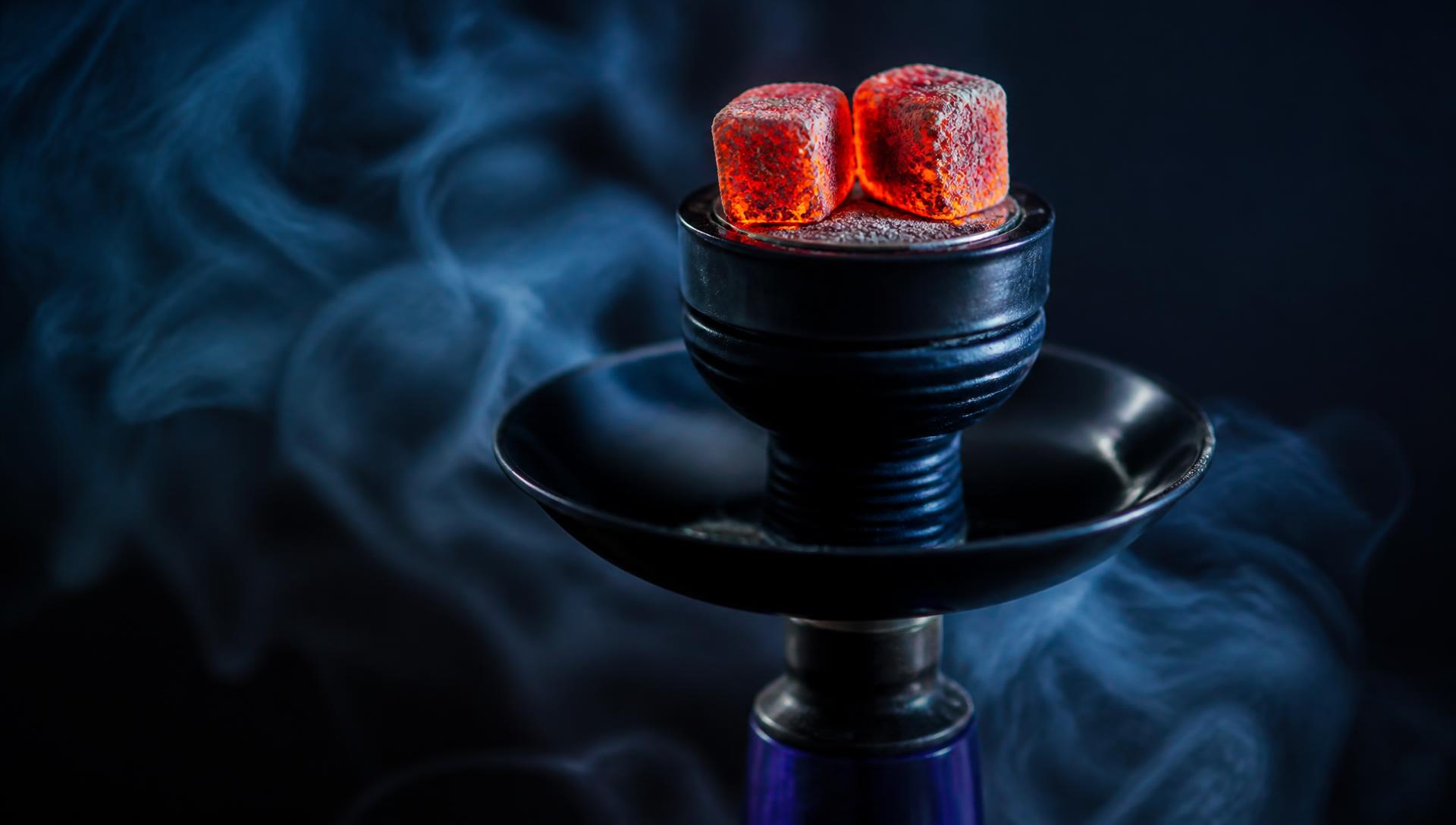 Close up de una hookah encendida